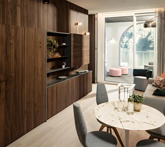 ARIA Retreat & SPA in Cima di Porlezza – Modernes Wohnzimmer mit Balkon | Wellnesshotel Luganersee
