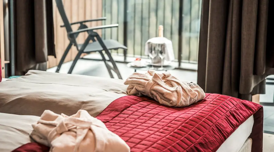 Hotel Panoramic Lotsch in Sarntal – Detailaufnahme von Bademänteln und Sekt auf dem Balkon | Wellnesshotel Sarntal