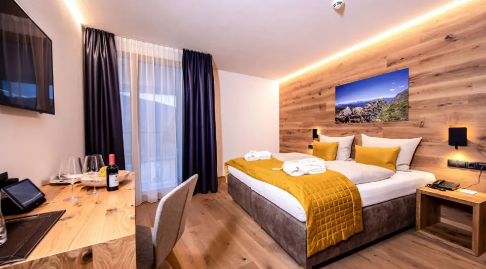 Hotel Panoramic Lotsch in Sarntal – Modernes Doppelzimmer mit Holzelementen und Balkon | Wellnesshotel Sarntal