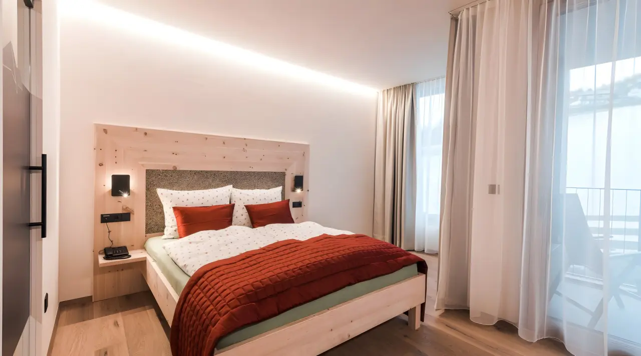 Hotel Panoramic Lotsch in Sarntal – Helles Doppelzimmer mit Holzbett und Balkonzugang | Wellnesshotel Sarntal