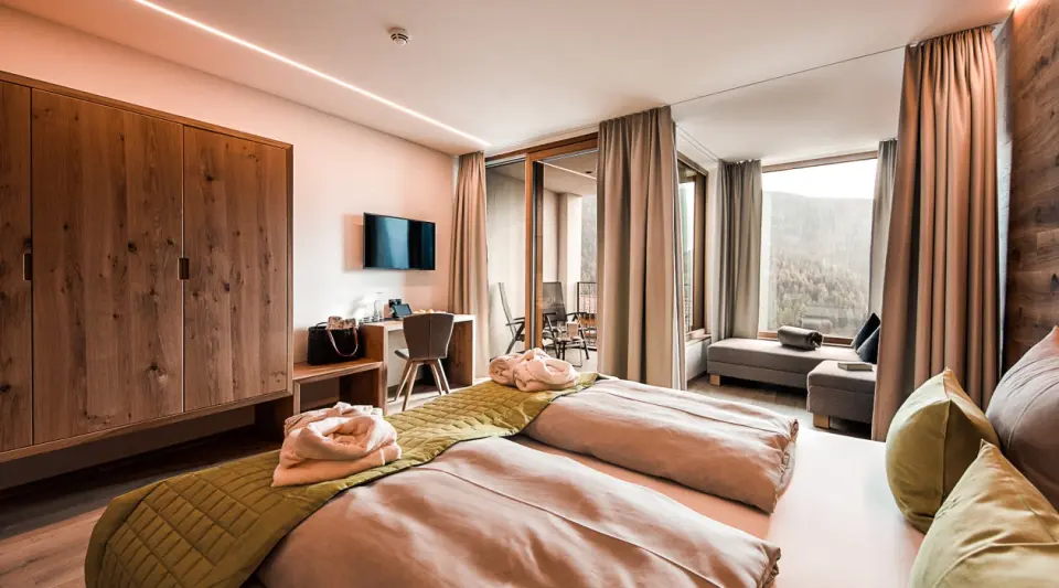 Hotel Panoramic Lotsch in Sarntal – Komfortables Zimmer mit Bergblick und Bademänteln | Wellnesshotel Sarntal