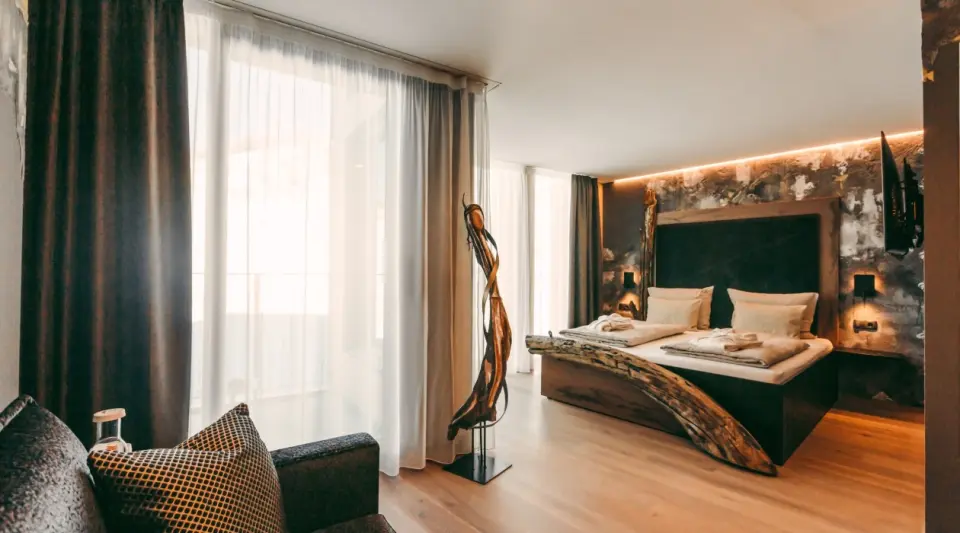 Hotel Panoramic Lotsch in Sarntal – Designer-Doppelzimmer mit einzigartigem Holzbett und Fensterfront | Wellnesshotel Sarntal