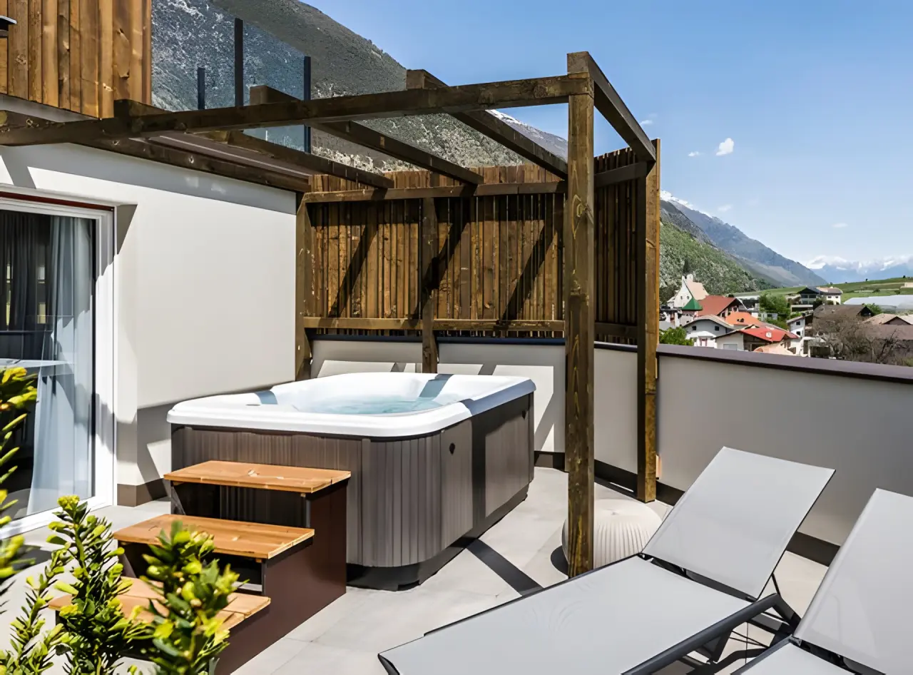 matill - timeless boutique retreat in Latsch – Outdoor-Jacuzzi mit Bergblick | Wellnesshotel Südtirol