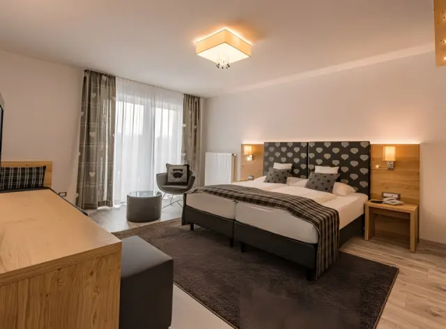 matill - timeless boutique retreat in Latsch – Komfortables Doppelzimmer mit Balkon | Wellnesshotel Südtirol