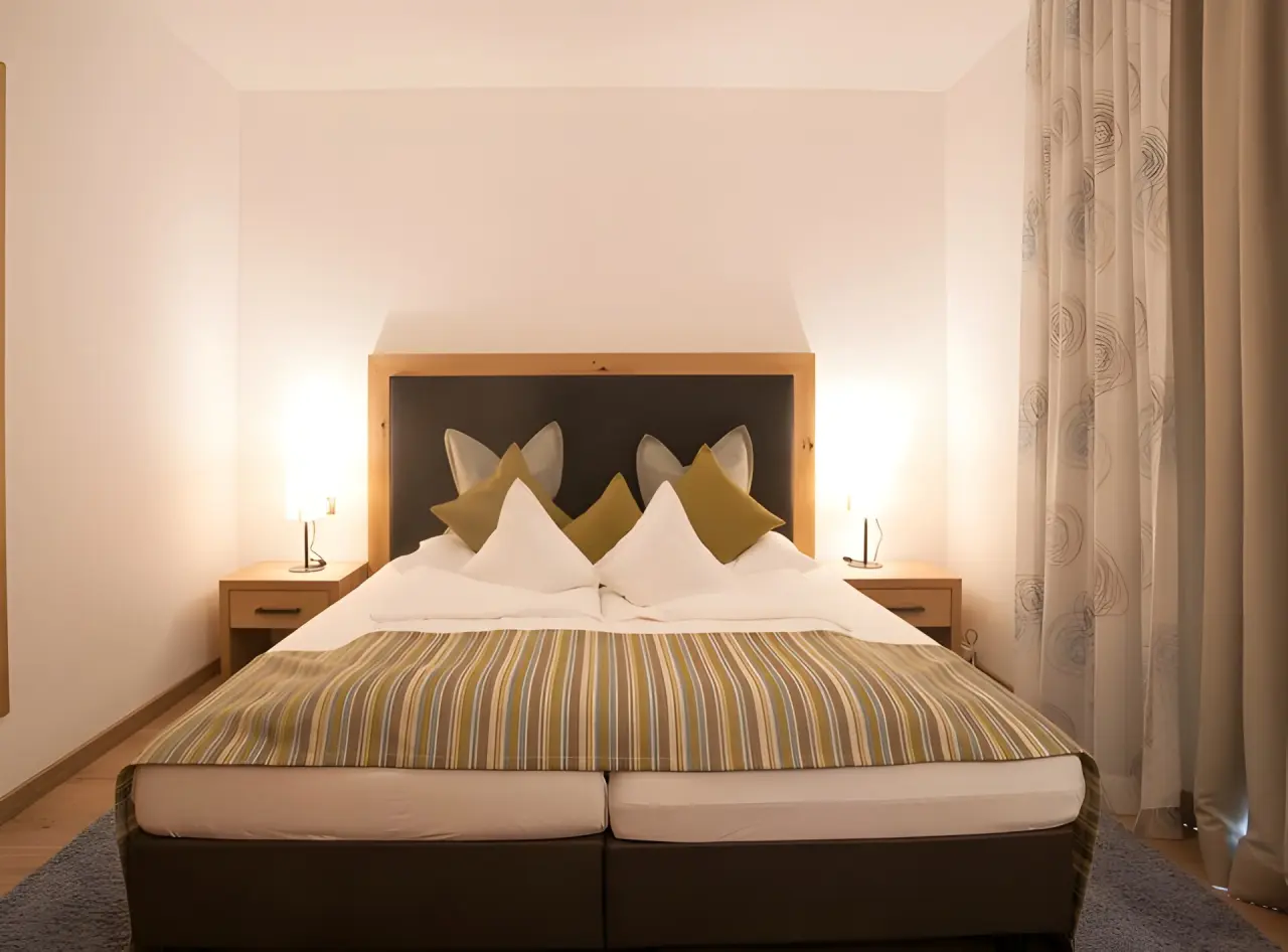 matill - timeless boutique retreat in Latsch – Gemütliches Doppelbett im Hotelzimmer | Wellnesshotel Südtirol