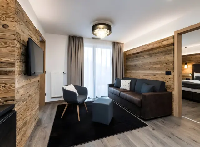 matill - timeless boutique retreat in Latsch – Stilvoller Wohnbereich einer Suite | Wellnesshotel Südtirol
