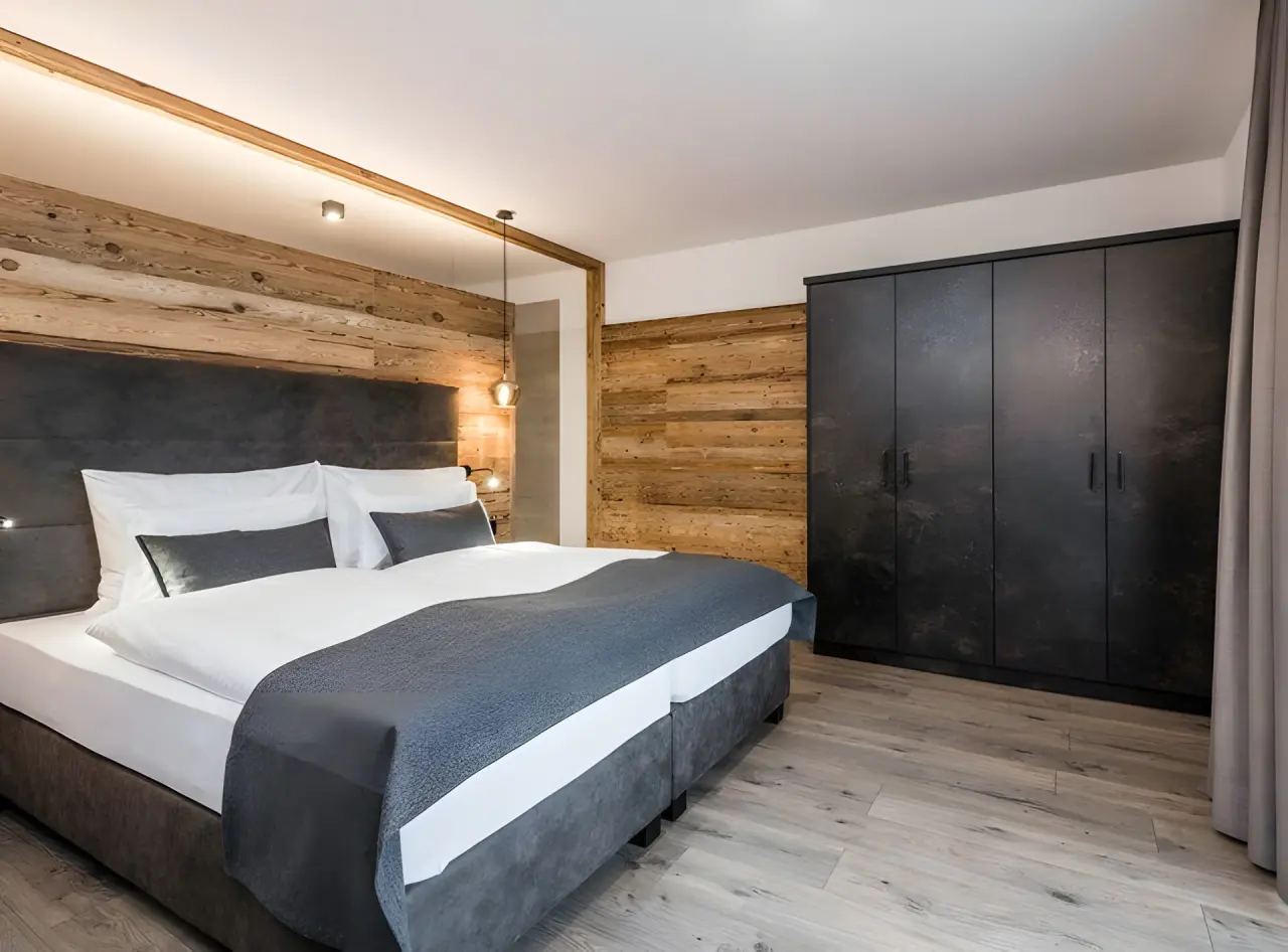 matill - timeless boutique retreat in Latsch – Elegantes Doppelzimmer mit Holzelementen | Wellnesshotel Südtirol