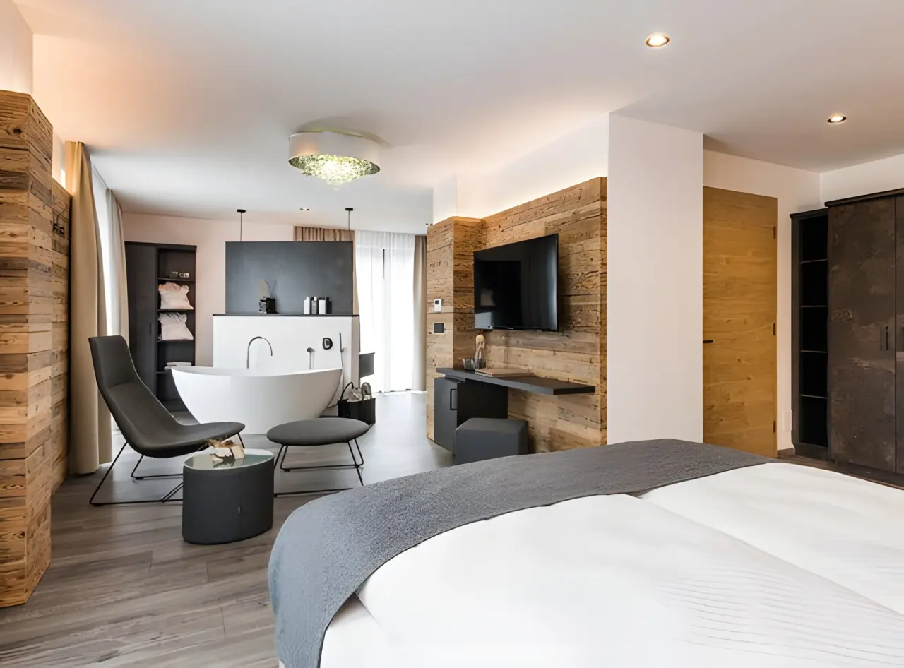 matill - timeless boutique retreat in Latsch – Luxuriöses Zimmer mit freistehender Badewanne | Wellnesshotel Südtirol