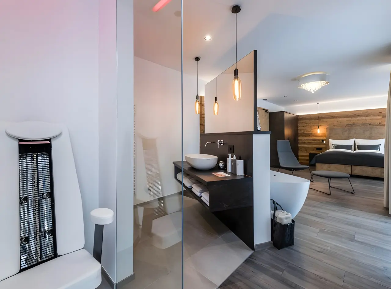 matill - timeless boutique retreat in Latsch – Luxuriöses Badezimmer mit Infrarotkabine | Wellnesshotel Südtirol