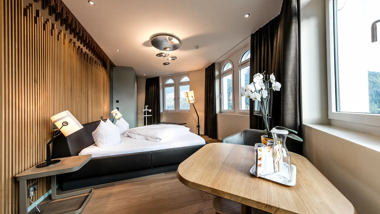 Hotel Belvédère in Scuol – Modernes Doppelzimmer mit Bergblick | Wellnesshotel Engadin