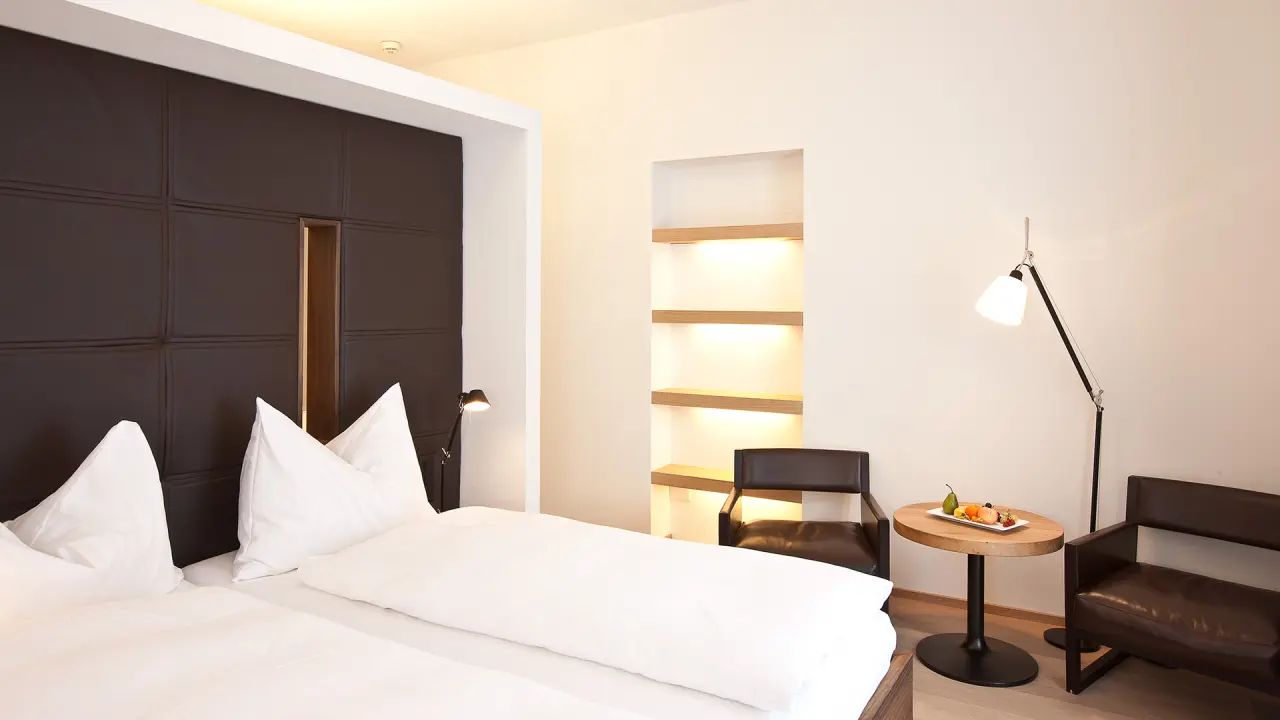Hotel Belvédère in Scuol – Komfortables Hotelzimmer mit Sitzgelegenheit | Wellnesshotel Engadin
