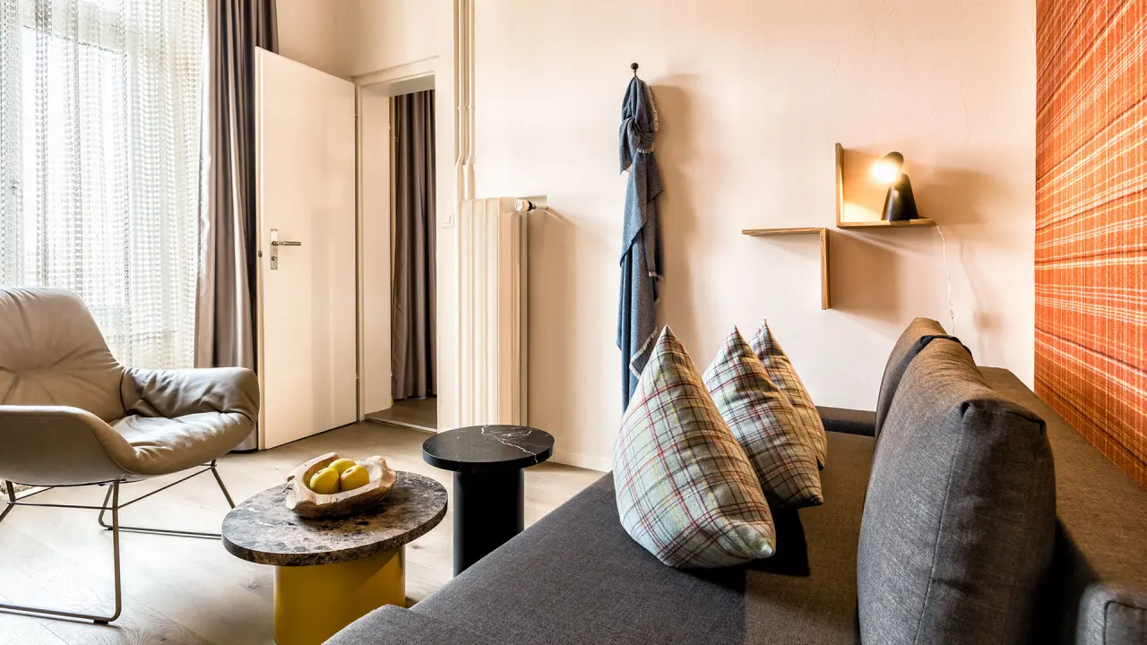 Hotel Belvédère in Scuol – Geräumiger Wohnbereich einer Suite | Wellnesshotel Engadin