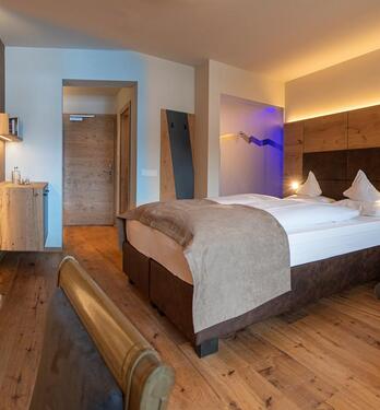 Hotel Wiesnerhof in Terenten – Modernes Doppelzimmer mit Holzboden | Wellnesshotel Südtirol