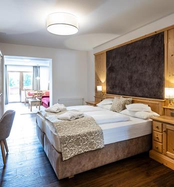 Hotel Wiesnerhof in Terenten – Geräumiges Doppelzimmer mit Sitzbereich und Balkon | Wellnesshotel Südtirol