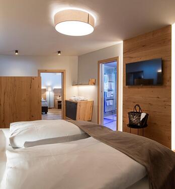 Hotel Wiesnerhof in Terenten – Modernes Doppelzimmer mit Blick ins Badezimmer | Wellnesshotel Südtirol