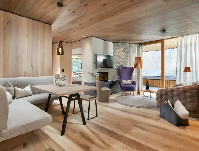 Naturhotel Waldklause in Längenfeld – Gemütlicher Wohnbereich einer Suite mit Kamin | Wellnesshotel Ötztal