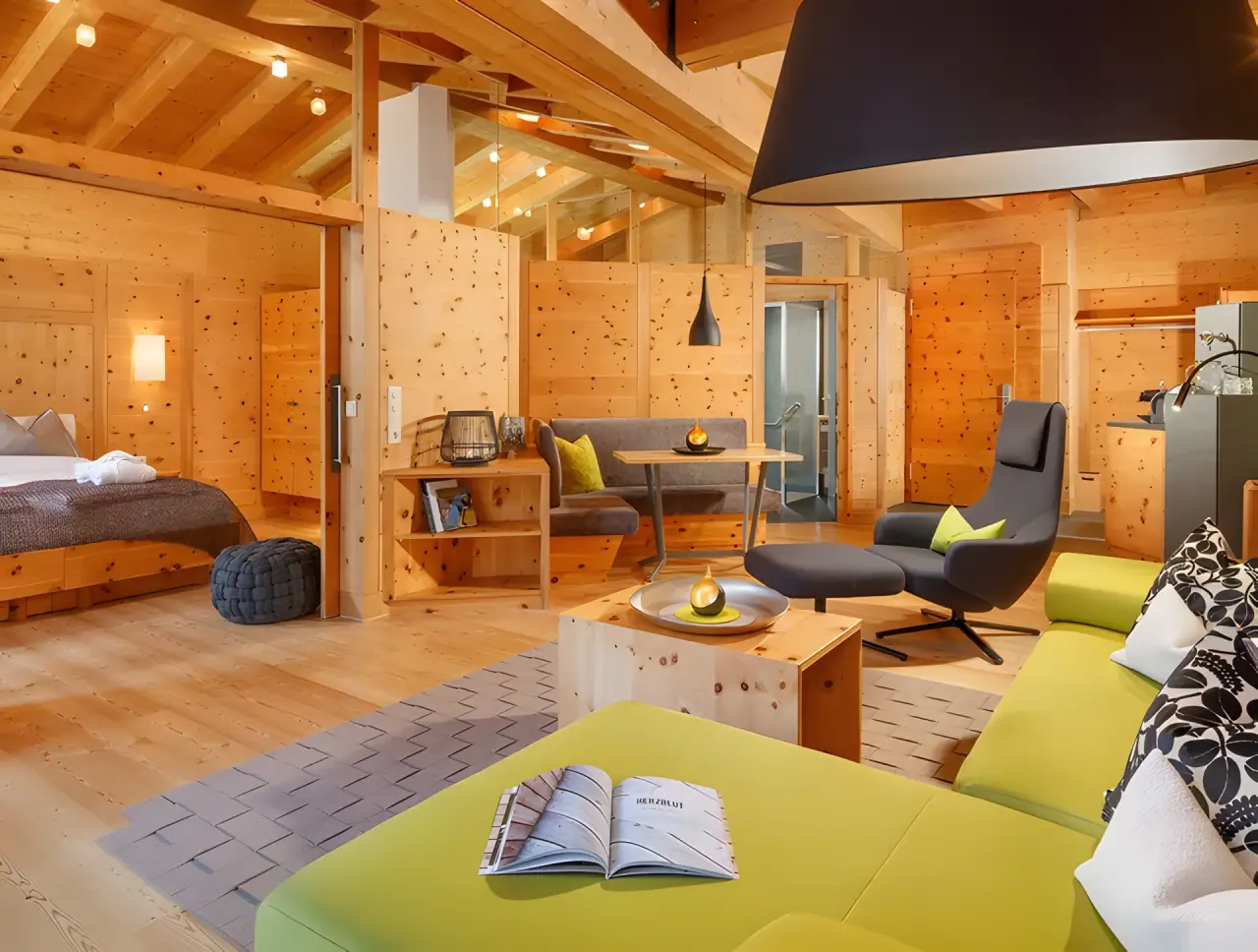Naturhotel Waldklause in Längenfeld – Geräumige Suite mit viel Holz und gemütlichem Wohnbereich | Wellnesshotel Ötztal