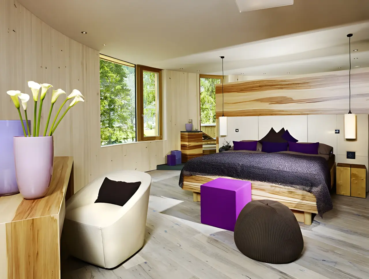 Naturhotel Waldklause in Längenfeld – Helles Schlafzimmer mit Holzakzenten und Blick ins Grüne | Wellnesshotel Ötztal