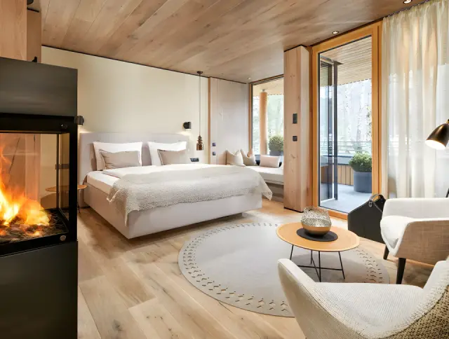 Naturhotel Waldklause in Längenfeld – Gemütliches Doppelzimmer mit Kamin und Balkon | Wellnesshotel Tirol