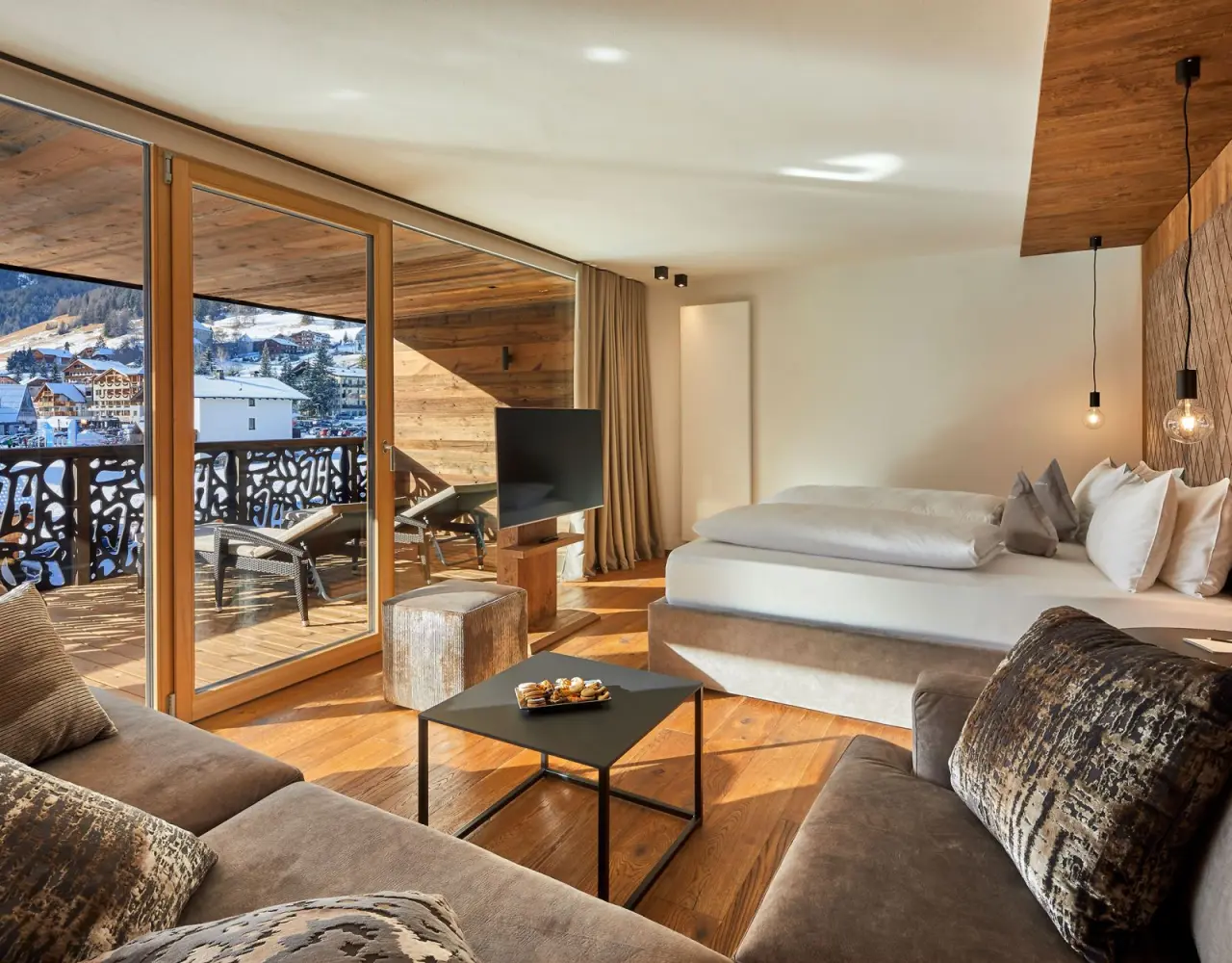 Hotel Christiania in La Villa – Modernes Doppelzimmer mit Balkon und Bergblick | Wellnesshotel Dolomiten