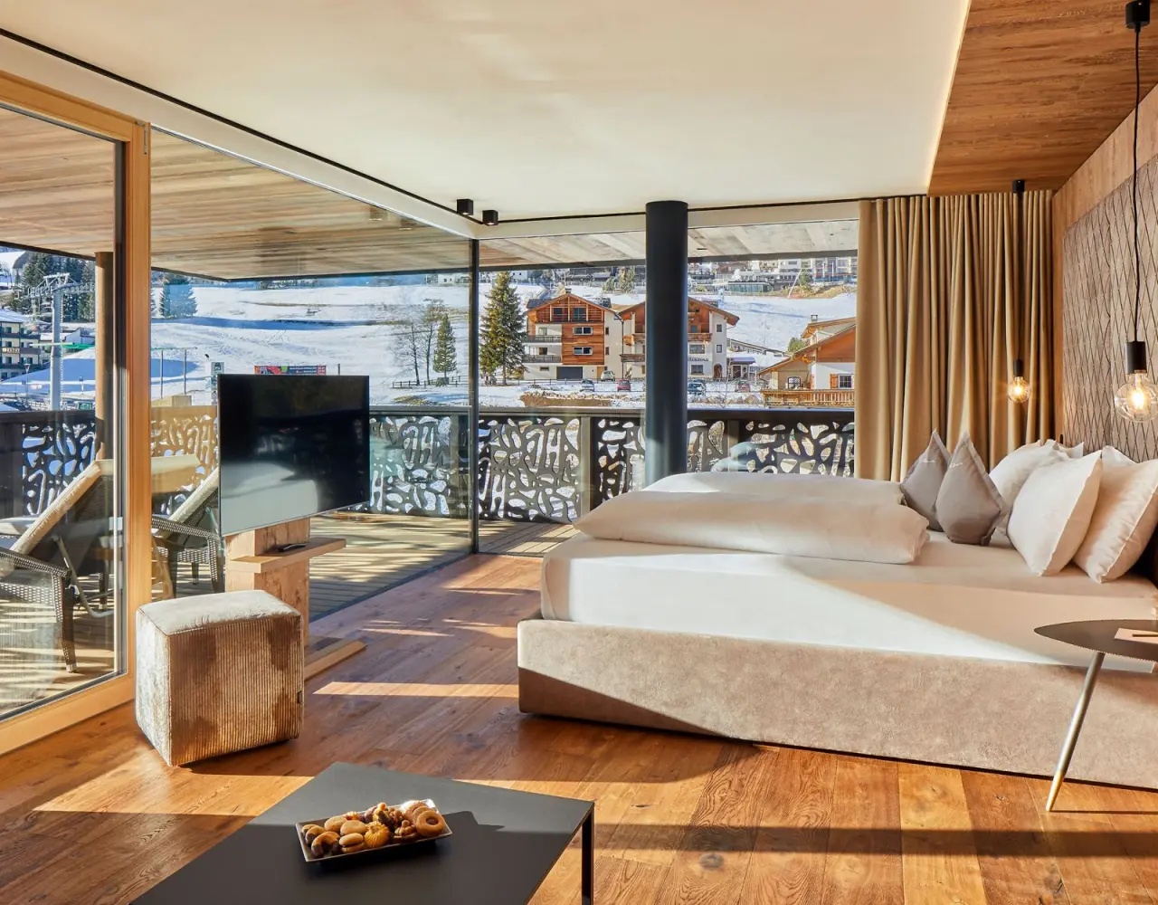 Hotel Christiania in La Villa – Helles Doppelzimmer mit Panoramablick auf die verschneiten Berge | Wellnesshotel Dolomiten