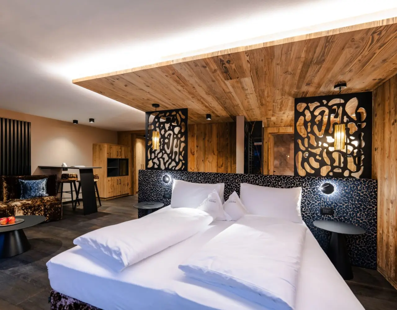 Hotel Christiania in La Villa – Gemütliches Doppelzimmer im alpinen Stil mit Holzelementen | Wellnesshotel Dolomiten