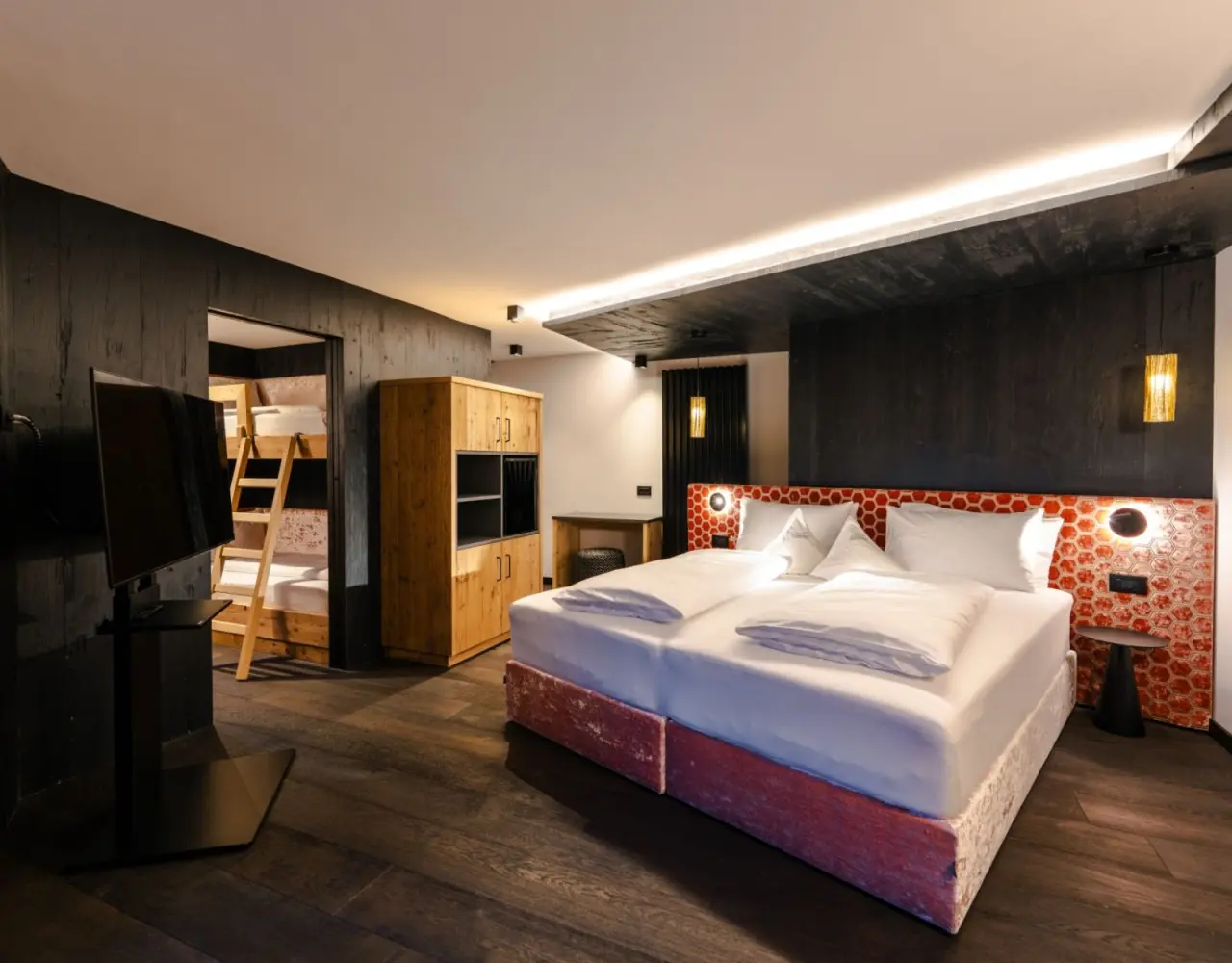 Hotel Christiania in La Villa – Familienzimmer mit Doppelbett und separatem Bereich mit Etagenbetten | Wellnesshotel Dolomiten