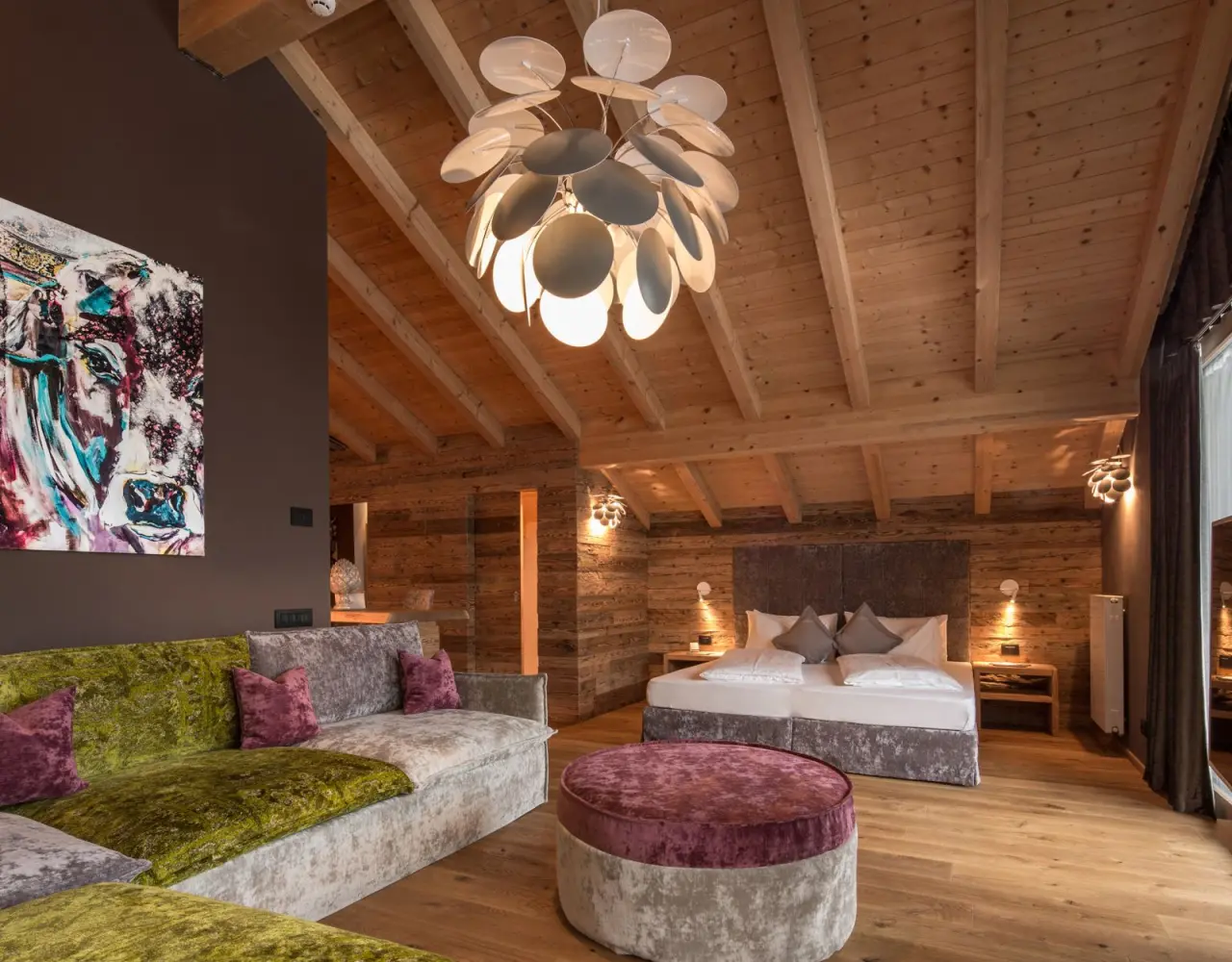 Hotel Christiania in La Villa – Geräumige Suite mit Holzdachschräge und luxuriösem Wohnbereich | Wellnesshotel Dolomiten