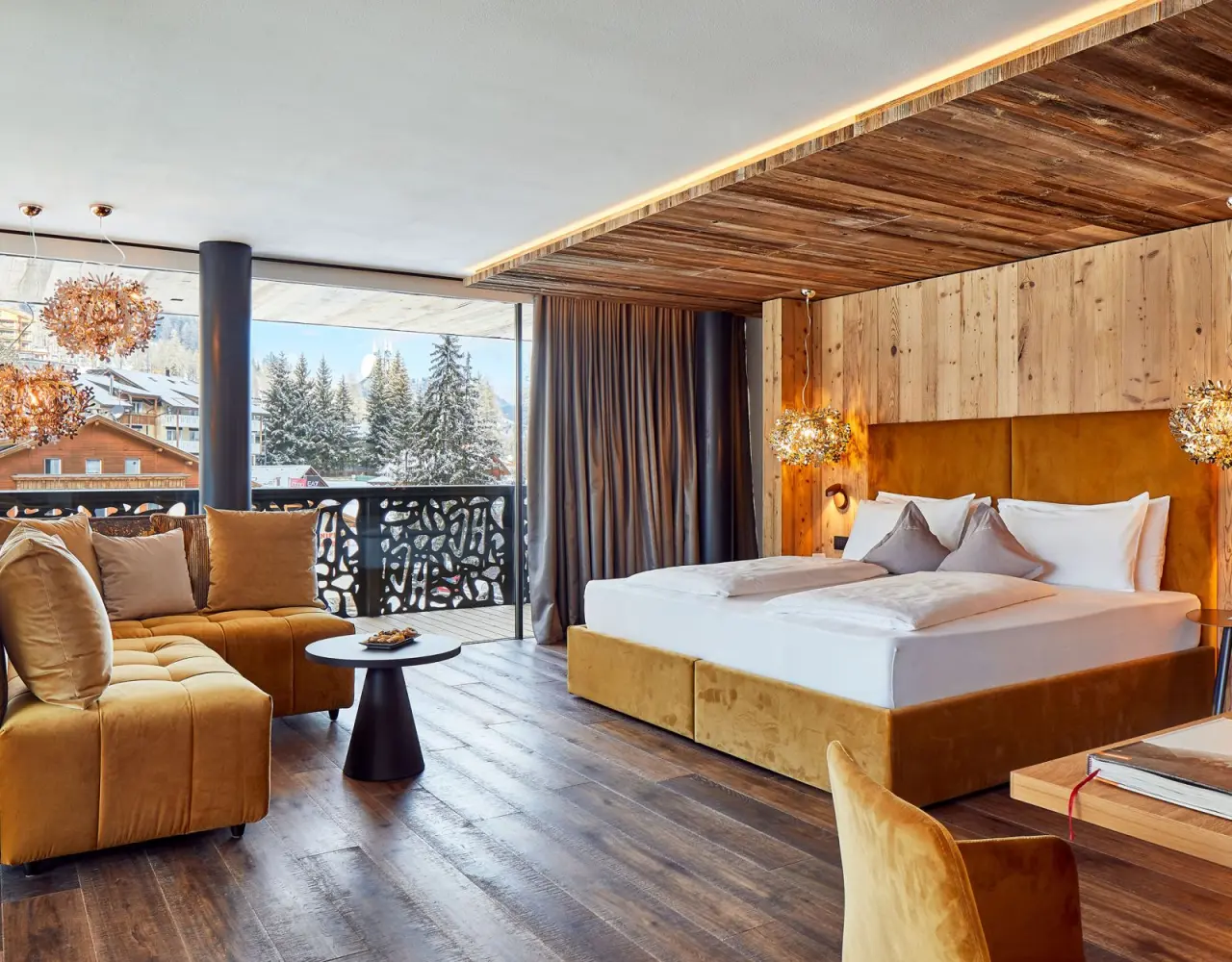 Hotel Christiania in La Villa – Elegantes Doppelzimmer mit Balkon und atemberaubendem Bergblick | Wellnesshotel Dolomiten
