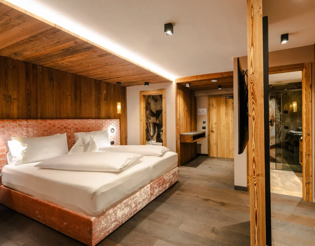 Hotel Christiania in La Villa – Komfortables Doppelzimmer mit Holzboden und Badzugang | Wellnesshotel Dolomiten