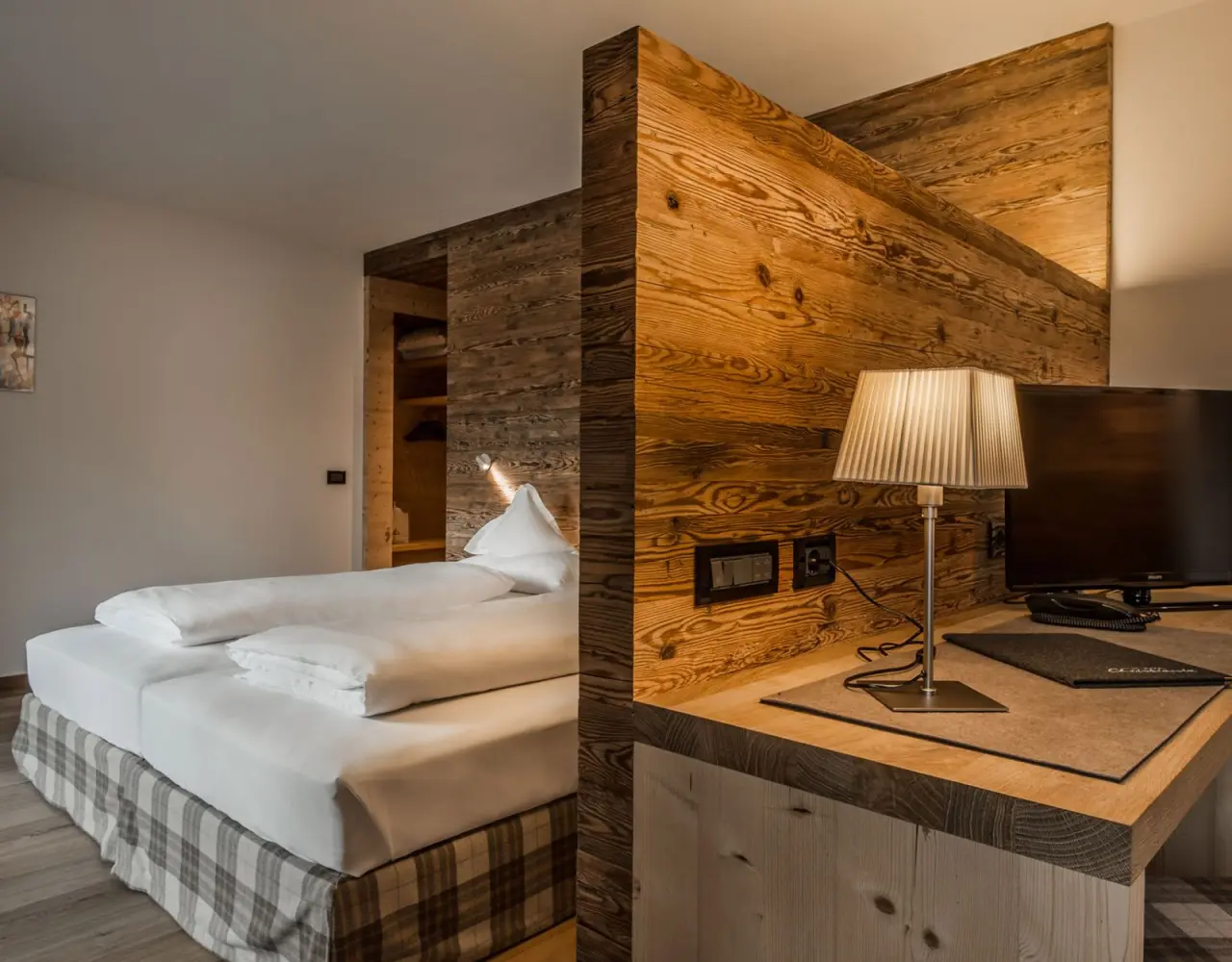 Hotel Christiania in La Villa – Gemütliches Doppelzimmer mit Schreibtisch und Holzwänden | Wellnesshotel Dolomiten