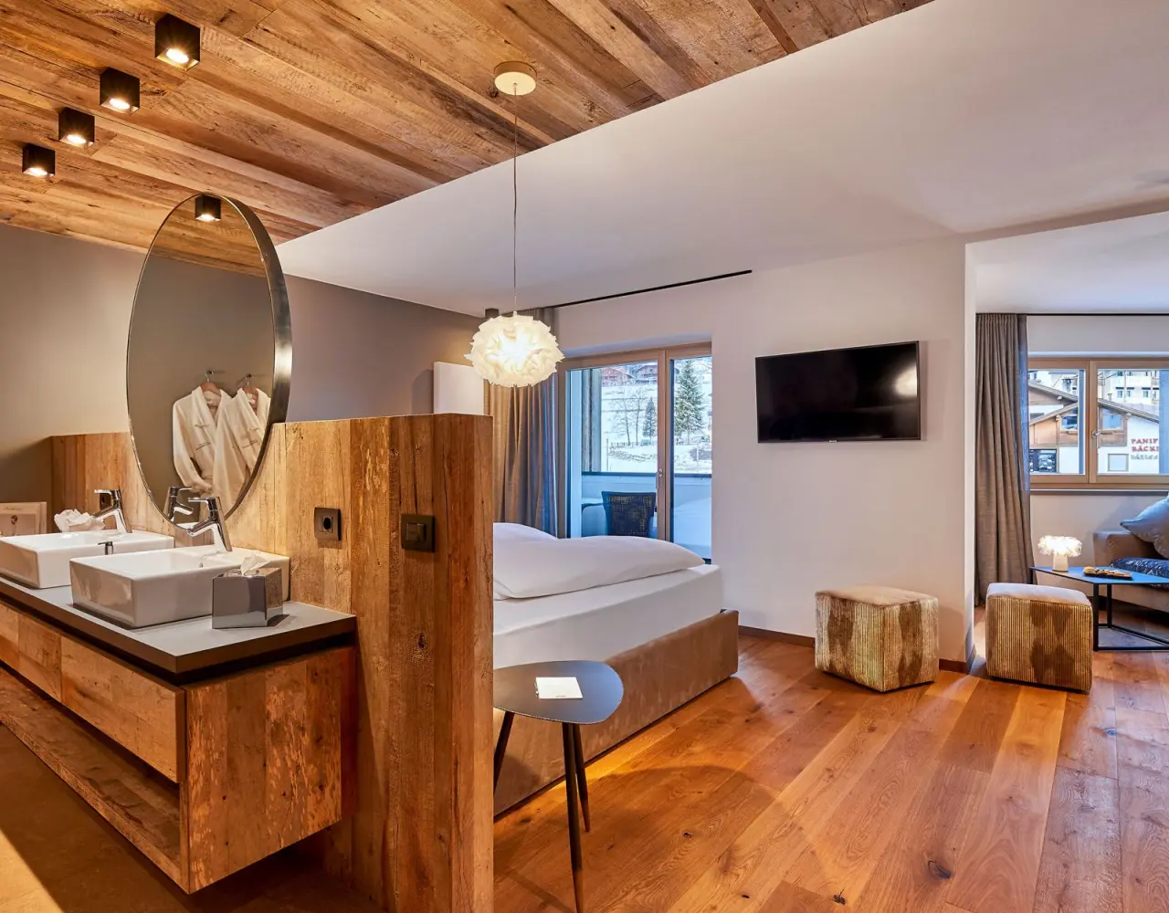 Hotel Christiania in La Villa – Modernes Hotelzimmer mit Doppelbett und offenem Badbereich | Wellnesshotel Dolomiten