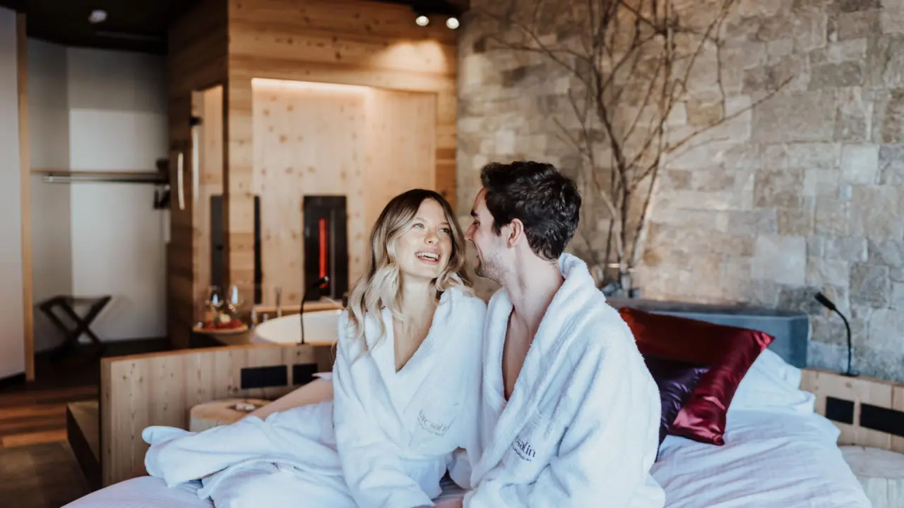 Hotel Lac Salin Spa & Mountain Resort in Livigno – Paar in Bademänteln im gemütlichen Zimmer | Wellnesshotel Livigno