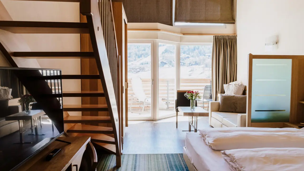 Hotel Lac Salin Spa & Mountain Resort in Livigno – Maisonette-Zimmer mit Treppe und Bergblick | Wellnesshotel Livigno