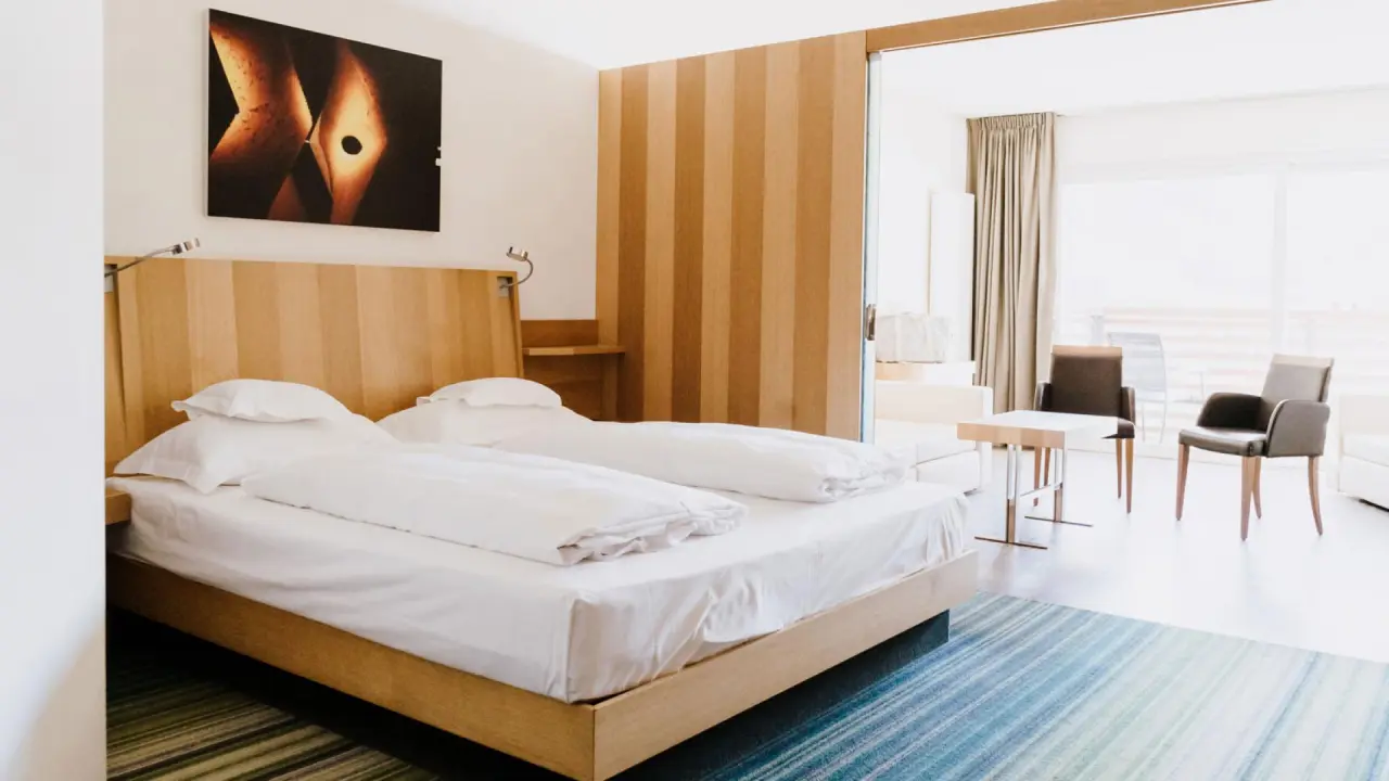 Hotel Lac Salin Spa & Mountain Resort in Livigno – Modernes Doppelzimmer mit Holzelementen | Wellnesshotel Livigno