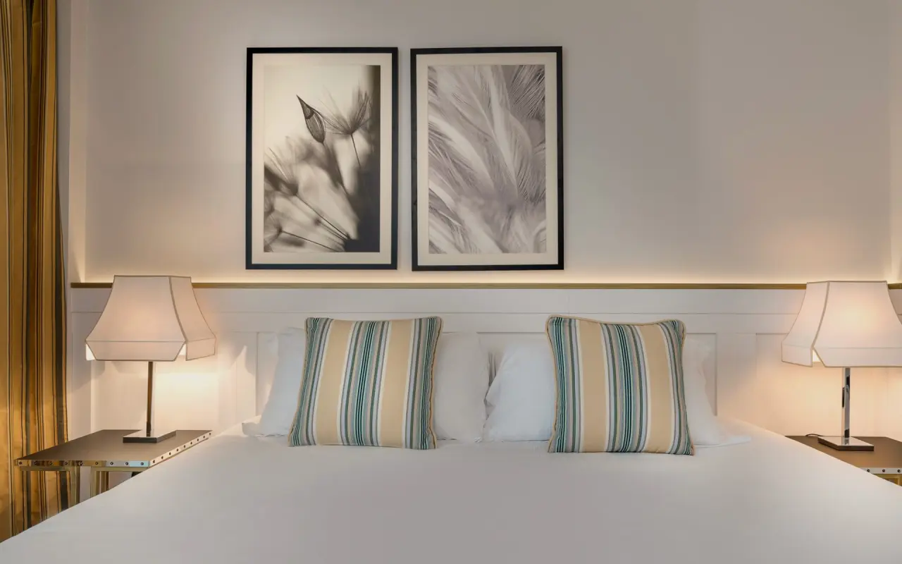 Savoia Rimini Hotel in Rimini – Gemütliches Bett mit Kissen und Nachttischlampen | Wellnesshotel Adria