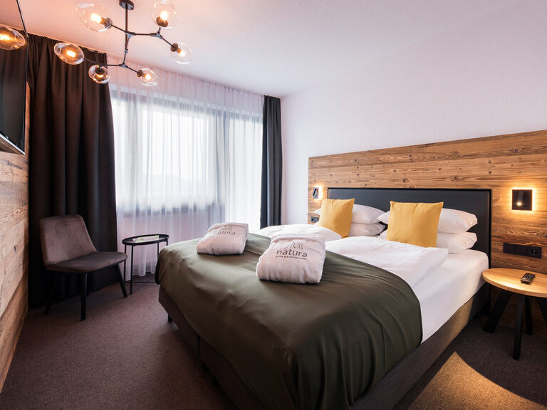 natura Hotel Bodenmais in Bodenmais – Doppelzimmer mit Holzverkleidung und Bademänteln | Wellnesshotel Bayerischer Wald