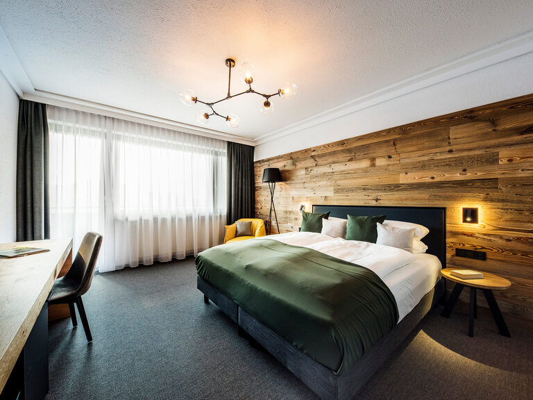 natura Hotel Bodenmais in Bodenmais – Modernes Hotelzimmer mit Holzwand und Schreibtisch | Wellnesshotel Bayerischer Wald