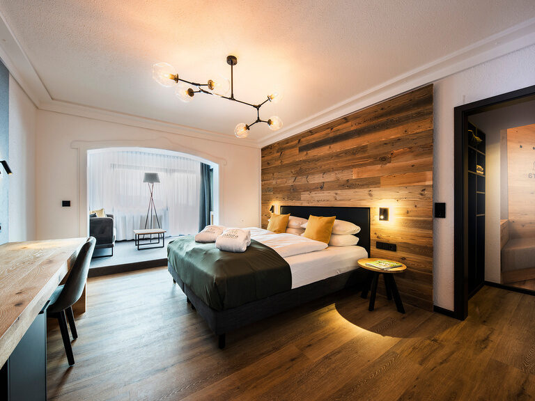 natura Hotel Bodenmais in Bodenmais – Suite mit Doppelbett und Sitzecke | Wellnesshotel Bayerischer Wald