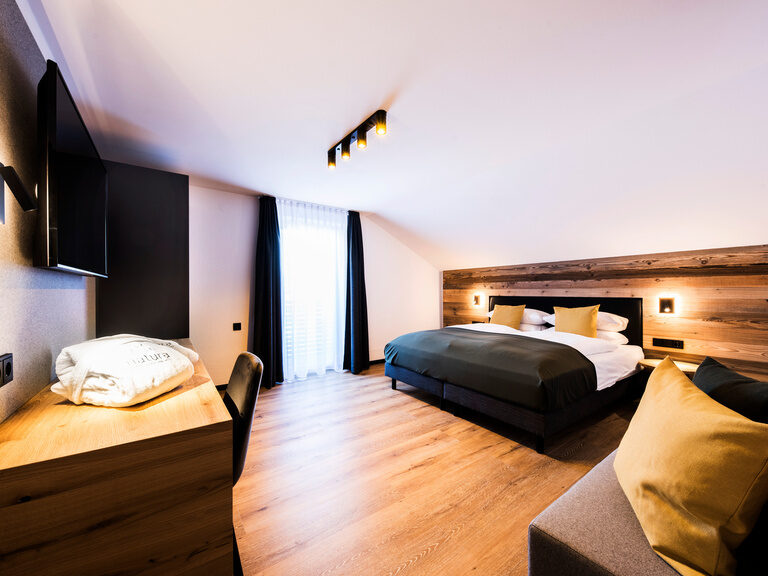 natura Hotel Bodenmais in Bodenmais – Helles Zimmer mit Doppelbett und Holzakzenten | Wellnesshotel Bayerischer Wald