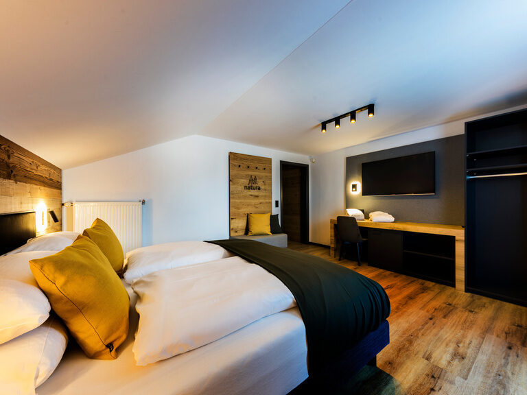 natura Hotel Bodenmais in Bodenmais – Gemütliches Zimmer mit Blick auf den Fernseher | Wellnesshotel Bayerischer Wald