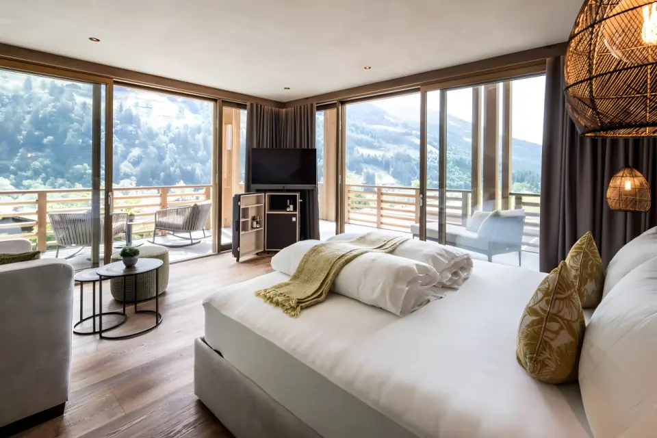 Andreus Golf Lodge in Schenna – Modernes Hotelzimmer mit Bergblick und Balkon | Wellnesshotel Südtirol
