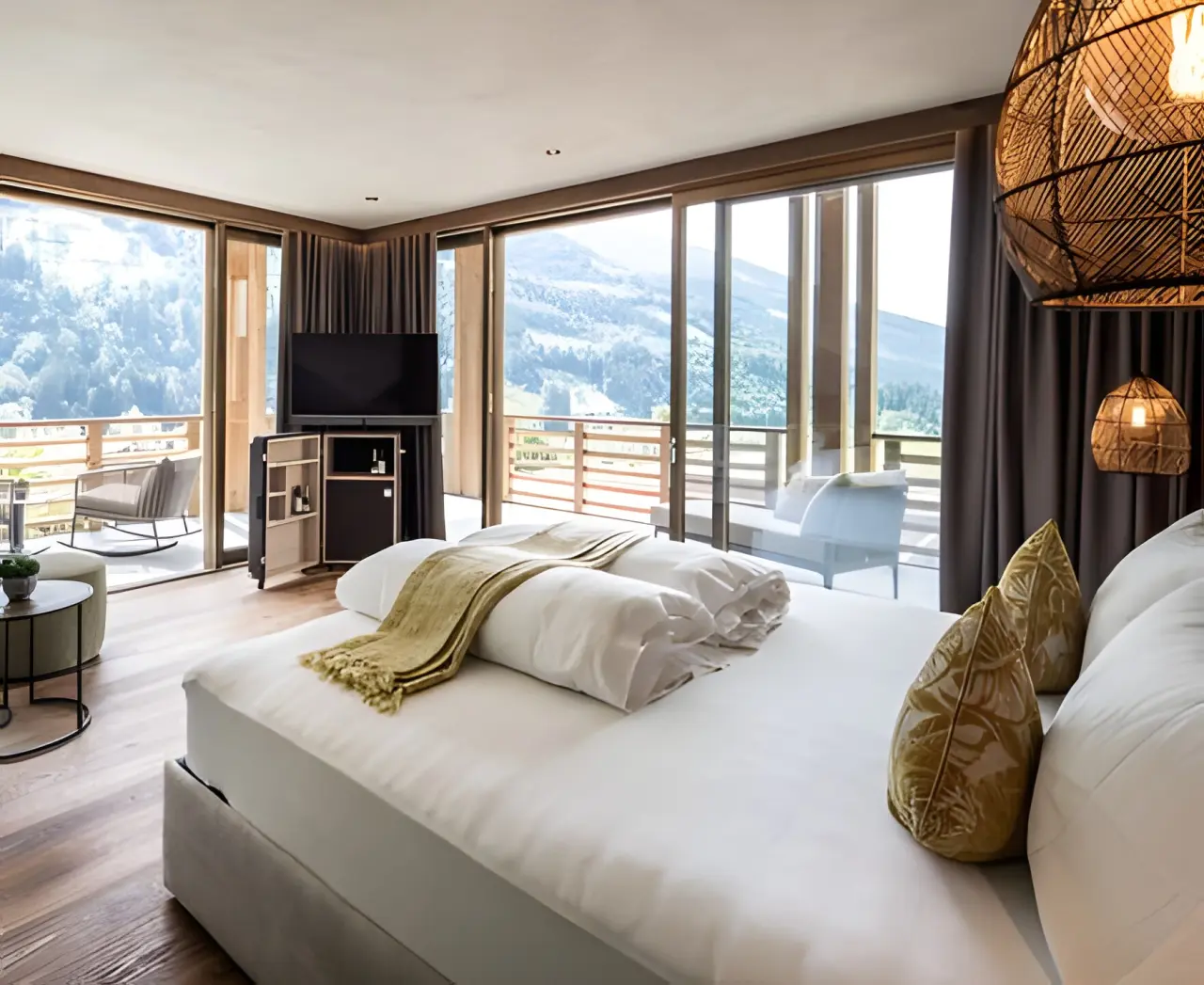 Andreus Golf Lodge in Schenna – Geräumiges Hotelzimmer mit Panoramablick auf die Berge | Wellnesshotel Südtirol