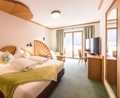 Andreus Golf Lodge in Schenna – Gemütliches Doppelzimmer mit Balkon und traditionellem Stil | Wellnesshotel Südtirol