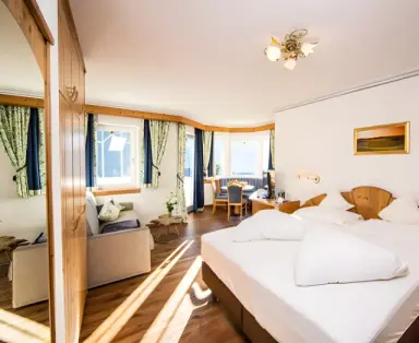 Andreus Golf Lodge in Schenna – Helles Hotelzimmer mit Erker und Holzboden | Wellnesshotel Südtirol