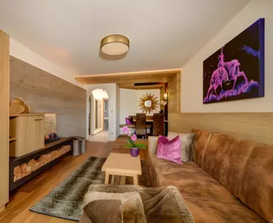 Andreus Golf Lodge in Schenna – Gemütlicher Wohnbereich mit Holzelementen und Kamin | Wellnesshotel Südtirol