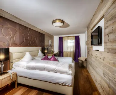 Andreus Golf Lodge in Schenna – Komfortables Doppelzimmer mit Holzelementen | Wellnesshotel Südtirol