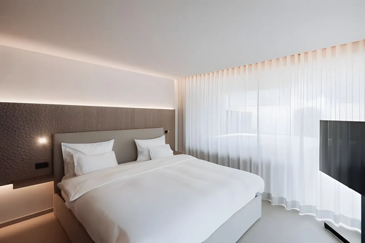 Hotel Lanerhof in Ehrenburg (Kiens) – Helles Doppelzimmer mit großem Fenster | Wellnesshotel Südtirol
