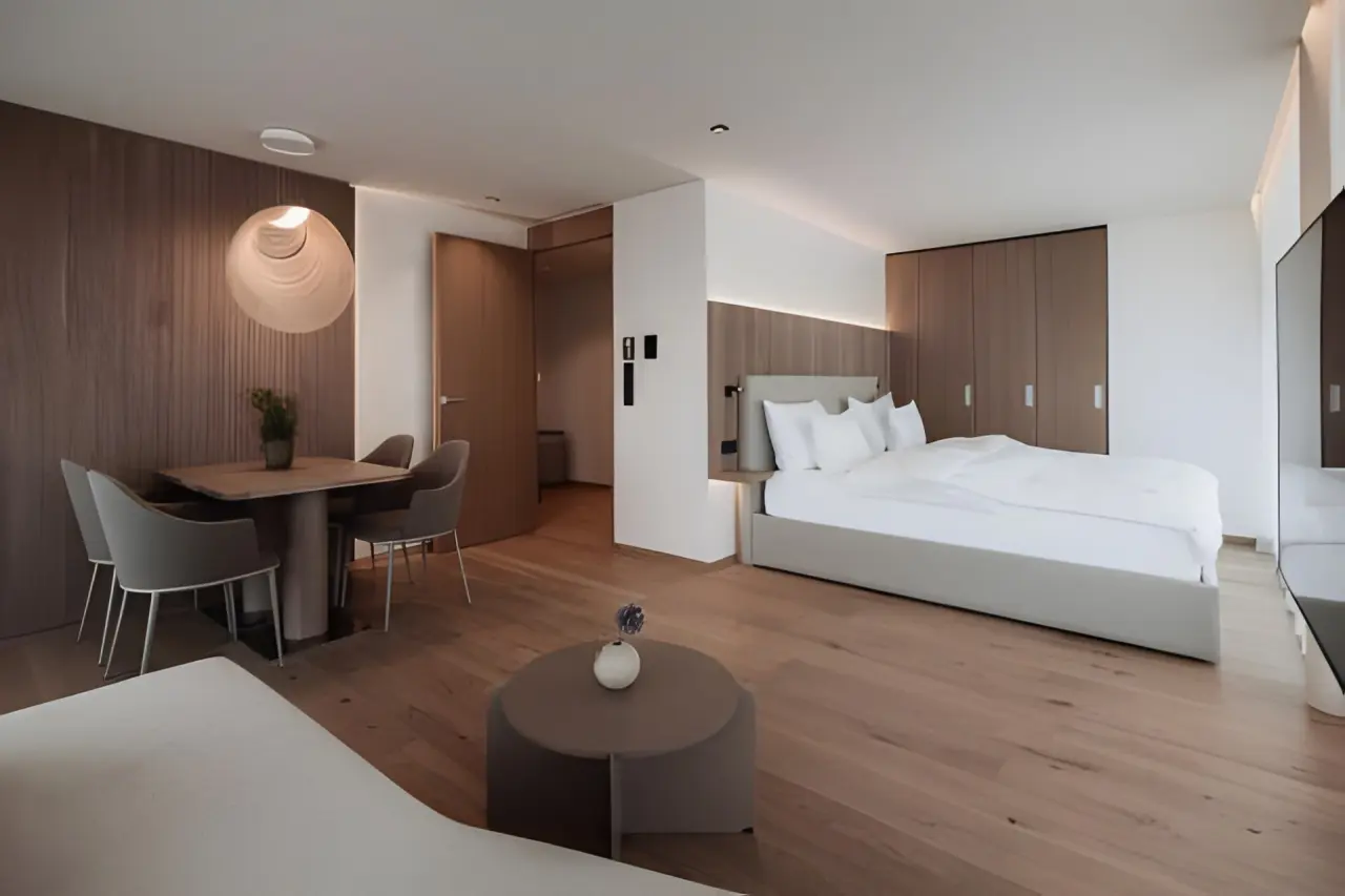 Hotel Lanerhof in Ehrenburg (Kiens) – Geräumige Suite mit Schlaf- und Essbereich | Wellnesshotel Südtirol