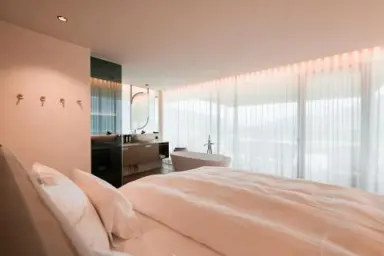 Hotel Lanerhof in Ehrenburg (Kiens) – Elegantes Zimmer mit Badewanne und Doppelwaschbecken | Wellnesshotel Südtirol
